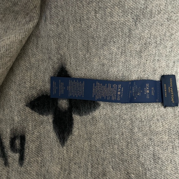 LV Reykjavik Gradient Scarf - Picture 4 of 8